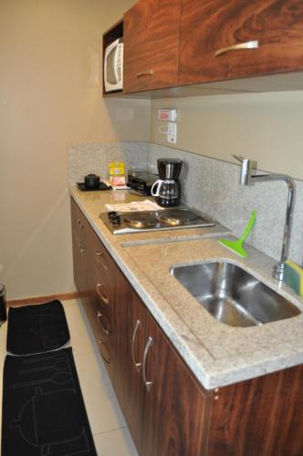 a kitchen with a sink and a counter top at Flat Particular Jade Brasilia 1004 e 1006 Com Garagem in Brasilia