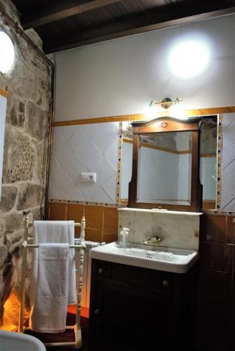 a bathroom with a sink and a mirror at A Lareira De Allariz in Allariz