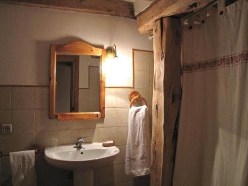 カラタニャソルにあるCasa Rural de la Villaの洗面台と鏡のあるバスルーム