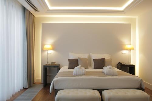 
a hotel room with a bed and two lamps at Art de Sejour - B&B in Brussels
