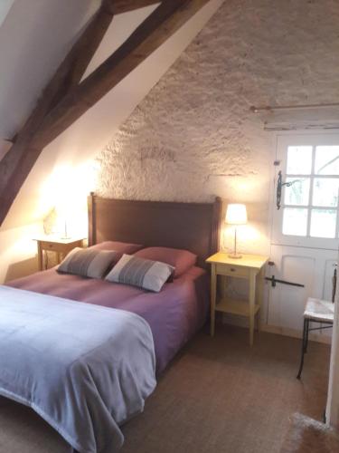 sypialnia z łóżkiem typu king-size na poddaszu w obiekcie Gîte de la bergerie w mieście Villandry