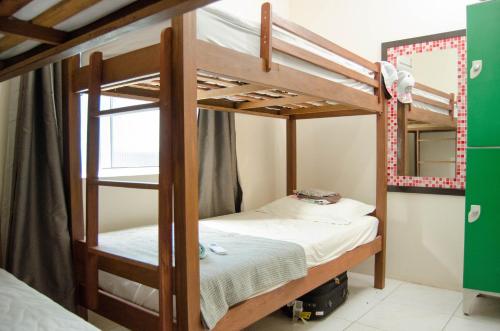 מיטה או מיטות קומותיים בחדר ב-Ilha Hostel