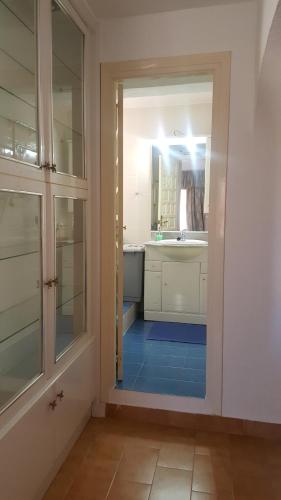 Ένα μπάνιο στο Apartamentos El Tosal 7E