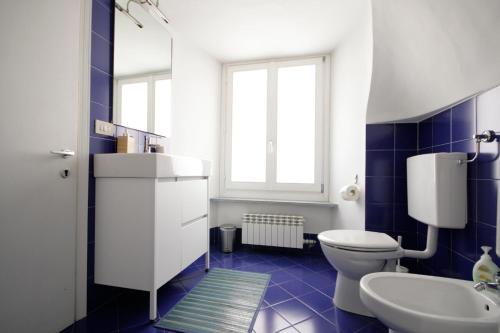 トリノにあるAppartamento Quadrilatero Romanoの青と白のバスルーム(トイレ、シンク付)