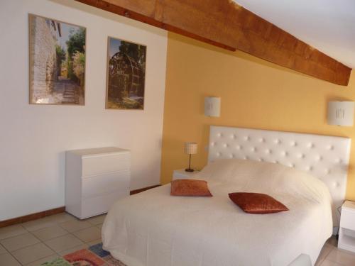 リル・シュル・ラ・ソルギュにあるMiel de Lavandeのベッドルーム1室(白いベッド1台、枕2つ付)
