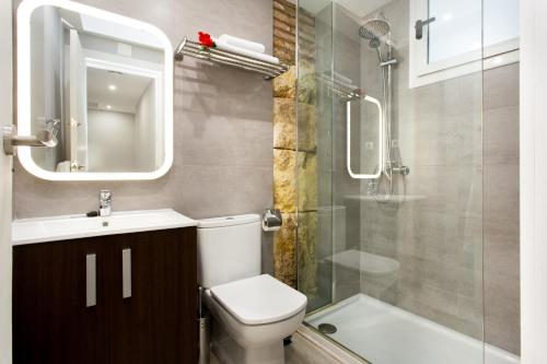 y baño con aseo, lavabo y ducha. en Font 2 Circo Romano, en Tarragona