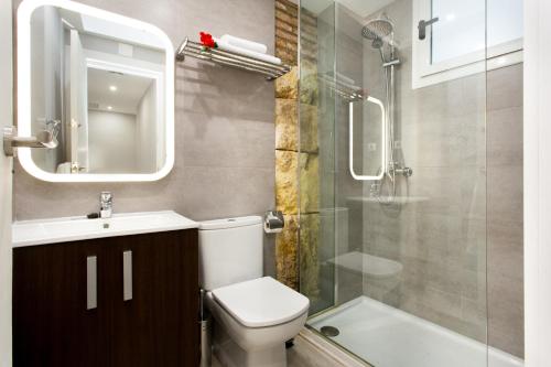 a bathroom with a toilet and a sink and a shower at Font 2 Circo Romano in Tarragona