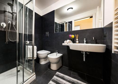 een badkamer met een wastafel, een toilet en een douche bij Corso Vittorio Giuliano Family in Palermo