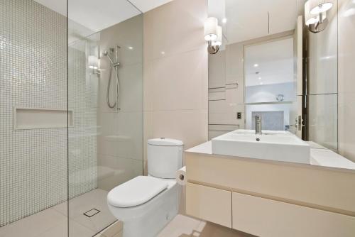 Baño blanco con aseo y lavamanos en Edgewater 207 en Geelong