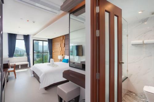 Кровать или кровати в номере The Marina Phuket Hotel - SHA Extra Plus