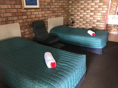 Katil atau katil-katil dalam bilik di Miles Outback Motel