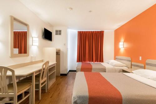 una camera d'albergo con 2 letti e una scrivania di Motel 6-Newport, TN a Newport