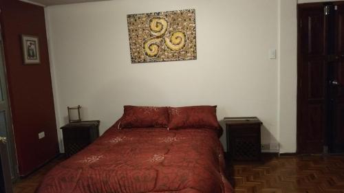 1 dormitorio con 1 cama y una foto en la pared en Apartamento independiente a 6 minutos de Mall el Jardín, en Quito