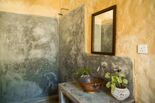 ein Bad mit einem Waschbecken und einem Spiegel in der Unterkunft Lime & Co Midi in Weligama