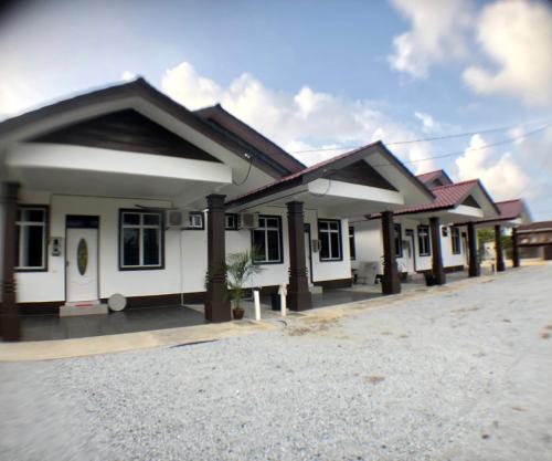 a row of houses in a row w obiekcie Twin Homestay D w mieście Kuala Terengganu