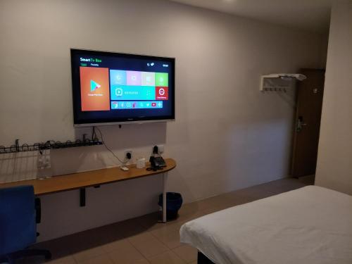 TV a/nebo společenská místnost v ubytování Anderson Hotel