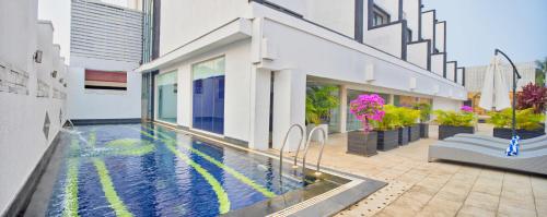 a swimming pool in the middle of a building at Ginger Dona Paula, Goa in Panaji