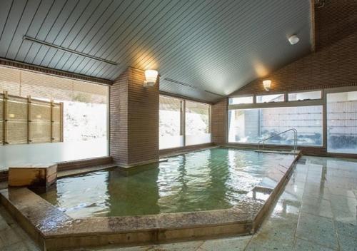 una grande piscina coperta in un edificio di Hotel New Momiji a Nasushiobara