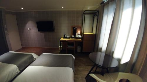 Ein Bett oder Betten in einem Zimmer der Unterkunft Hotel Tong Yeondong Jeju
