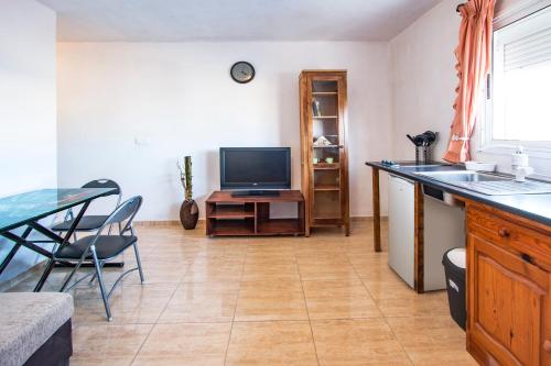 アレシーフェにあるEnsuite Appartment B con Zona de Patioのリビングルーム(テーブル、テレビ付)