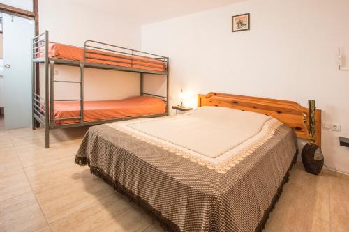 アレシーフェにあるEnsuite Appartment B con Zona de Patioのベッドルーム1室(二段ベッド2組付)