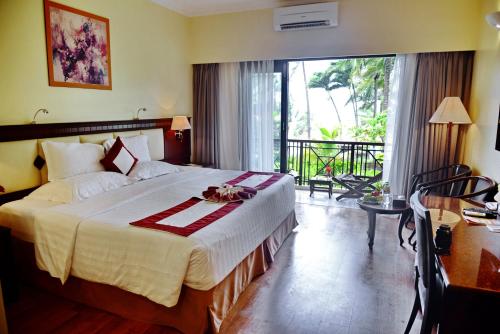 A bed or beds in a room at Saigon Phu Quoc Resort & Spa