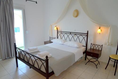 Ліжко або ліжка в номері Glaronisia Hotel
