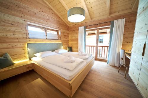 ein Schlafzimmer mit einem Bett in einer Holzhütte in der Unterkunft Ferienhaus In den Bergen in Oberammergau