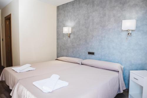 Un pat sau paturi într-o cameră la Hotel Celymar