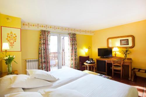  Hotel Ski Plaza & Wellness -  Room  picture :   Minibar    Bath    Safety deposit box                           