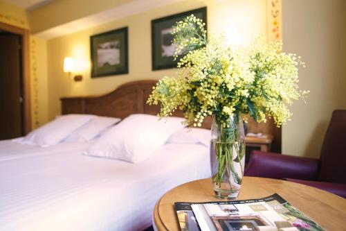  Hotel Ski Plaza & Wellness -  Room  picture :   Minibar    Bath    Safety deposit box                           