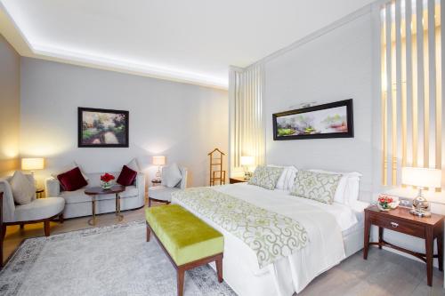 מיטה או מיטות בחדר ב-Gabala Yengice Thermal Resort Hotel