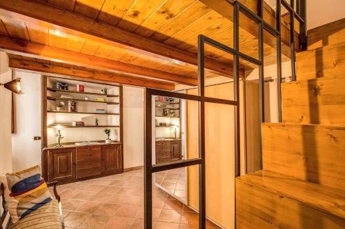 Zimmer mit Glastür, die zu einem Weinkeller führt in der Unterkunft FRESH HOUSE TREVI 2 in Rom