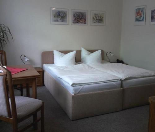 Ένα ή περισσότερα κρεβάτια σε δωμάτιο στο Pension Zum Burschen