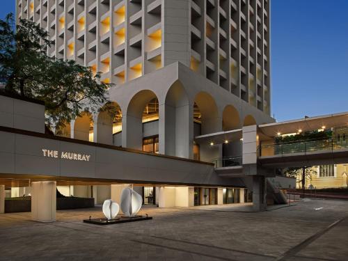 uma vista para o hotel de amoras à noite em The Murray, Hong Kong, a Niccolo Hotel em Hong Kong