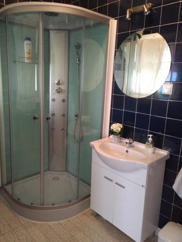 a bathroom with a shower and a sink at Lagoa´s House in Lagoa
