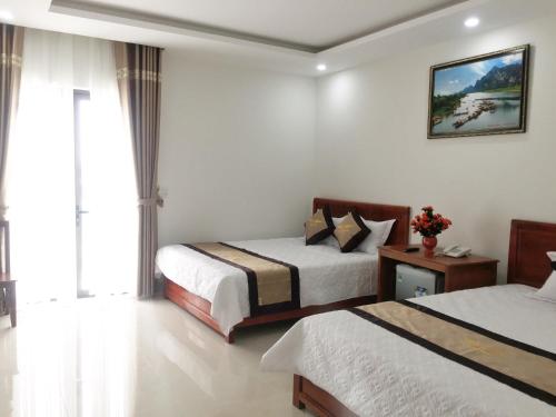Tempat tidur dalam kamar di Phu Tien Hotel