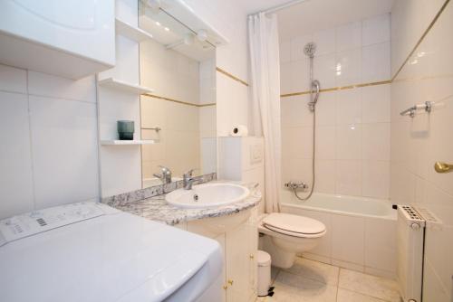 une salle de bain blanche avec des toilettes et un lavabo dans l'établissement Antares POP, à Cannes