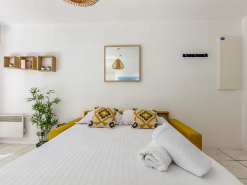 アルカションにあるWelkeys - Saint Arnaud Apartmentのベッドルーム1室(白いシーツと枕のベッド1台付)