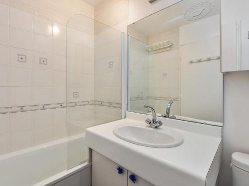 アルカションにあるWelkeys - Saint Arnaud Apartmentの白いバスルーム(シンク、シャワー付)