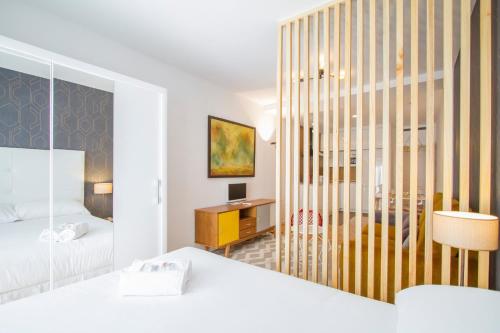 Puerta de Atocha – Cozy studio for 4 with a pool