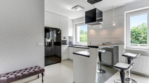 A kitchen or kitchenette at Dom & House - Apartments Glamour Sopot