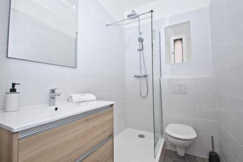 une salle de bain blanche avec douche et toilettes dans l'établissement Napoléon, à Cannes
