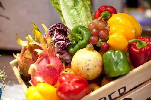 Xi'an Lanxi International Hotel في شيان: صندوق خشبي مليء بأنواع مختلفة من الخضروات