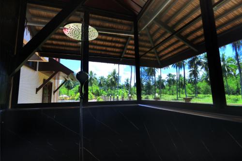 Zahrada ubytování Coral Beach Pool Villa Khao Lak