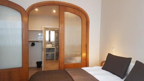 a bedroom with a bed and a large mirror at B&B Charles Cabour in De Panne