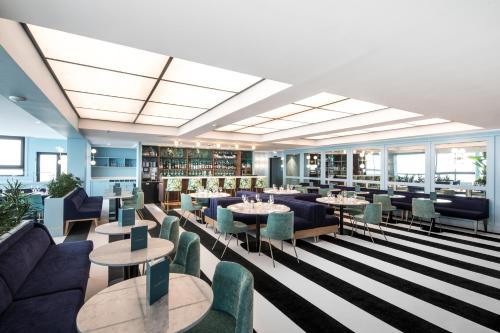 a rendering of a restaurant with tables and chairs at L'Échappée - Hôtel Casino Dieppe in Dieppe