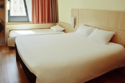 
A bed or beds in a room at ibis Toulouse Blagnac Aeroport
