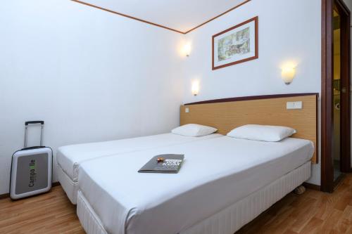 Een bed of bedden in een kamer bij Campanile Hotel & Restaurant Leeuwarden