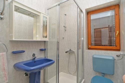 Ένα μπάνιο στο Apartments Rabac 828